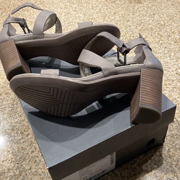 New in box Ecco sandals - Picture 5 of 6